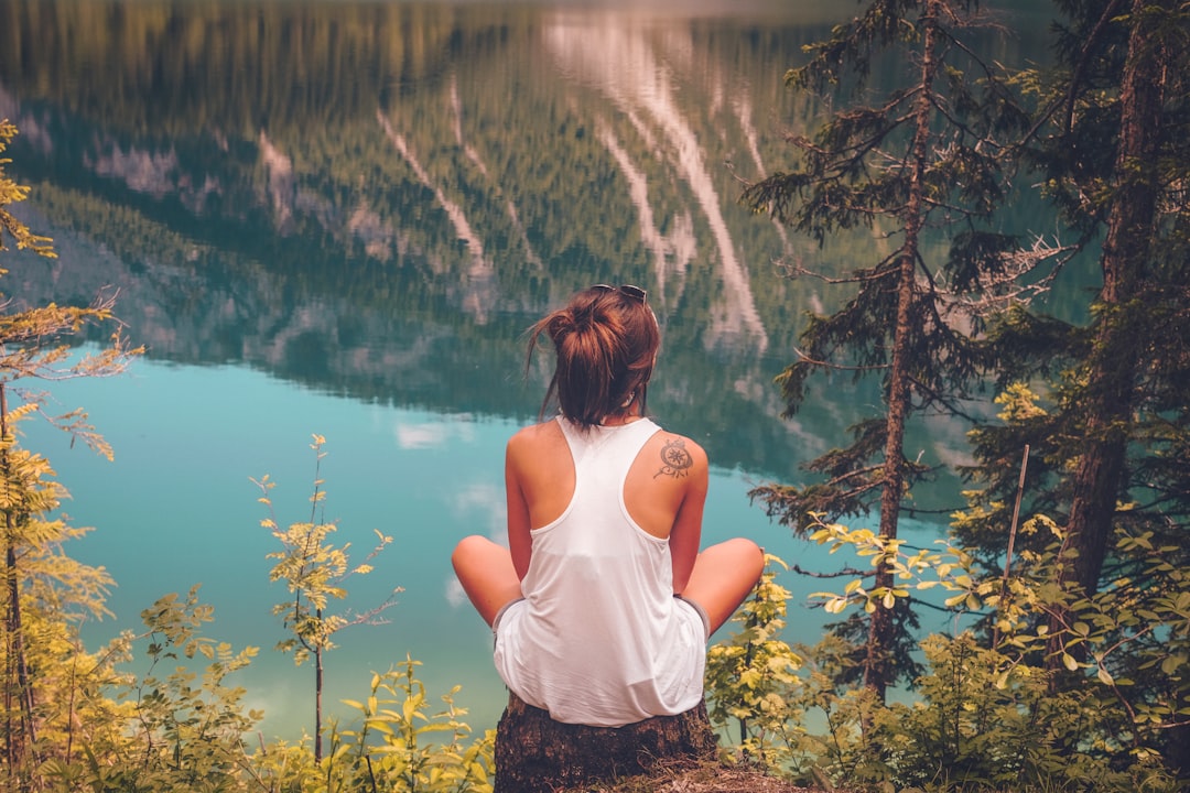 Femme sereine en pleine nature — accompagnement ménopause